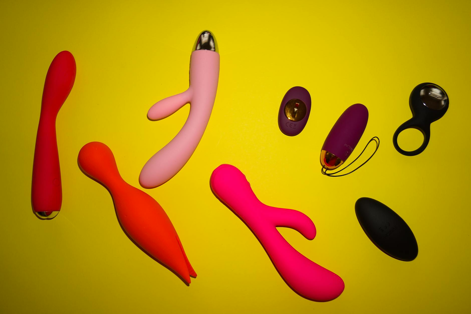 Mulher segurando um vibrador de limão em fundo roxo minimalista, expressando confiança e sensualidade moderna
